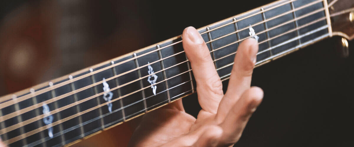fingers on the guitar